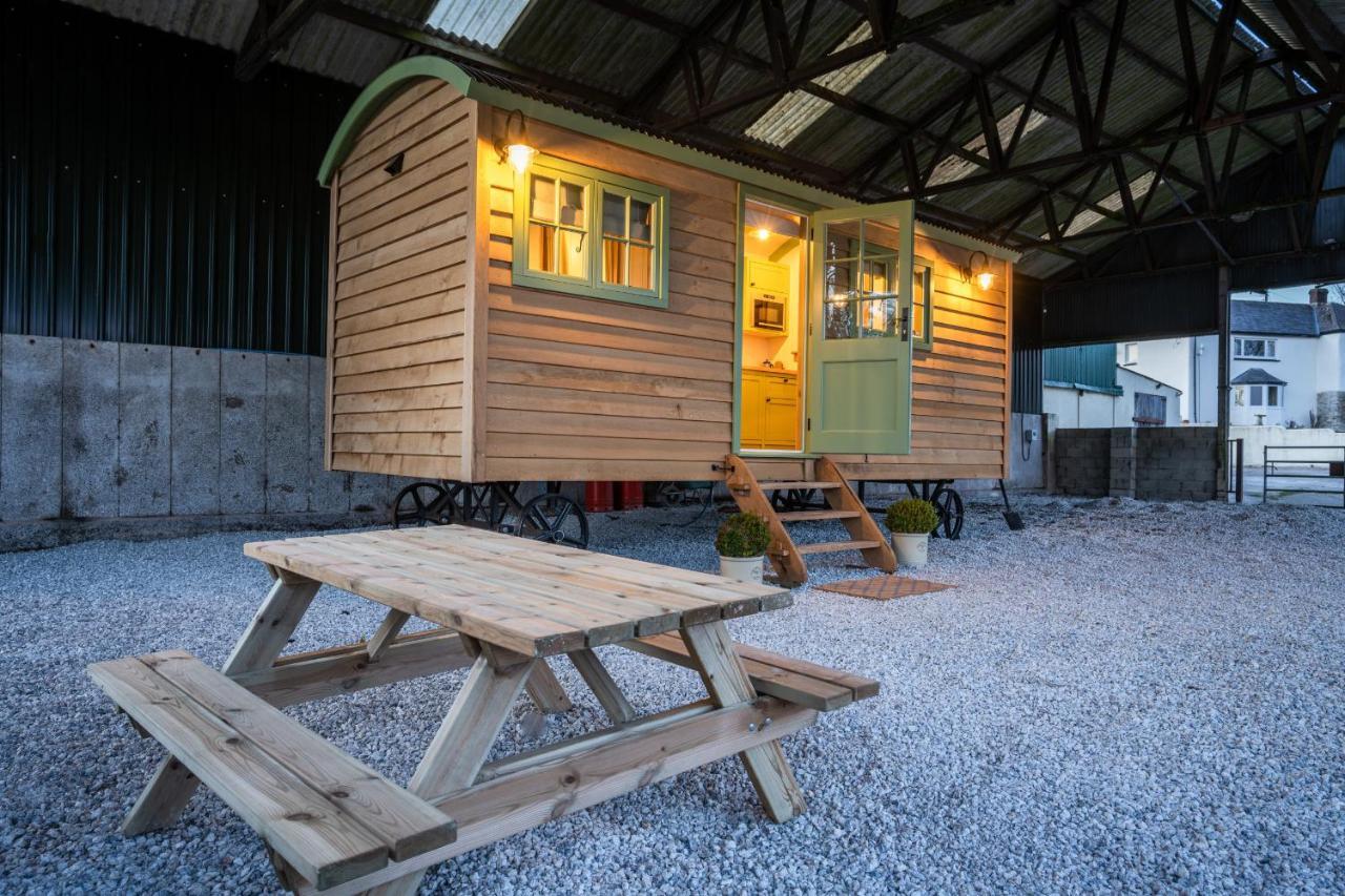 Finest Retreats - The Shepherd'S Hut At Northcombe Farm Beaworthy Exterior photo