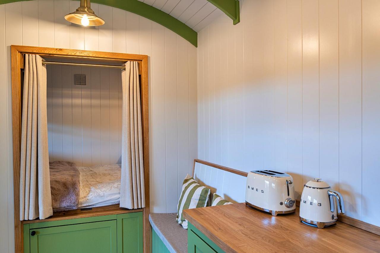 Finest Retreats - The Shepherd'S Hut At Northcombe Farm Beaworthy Exterior photo