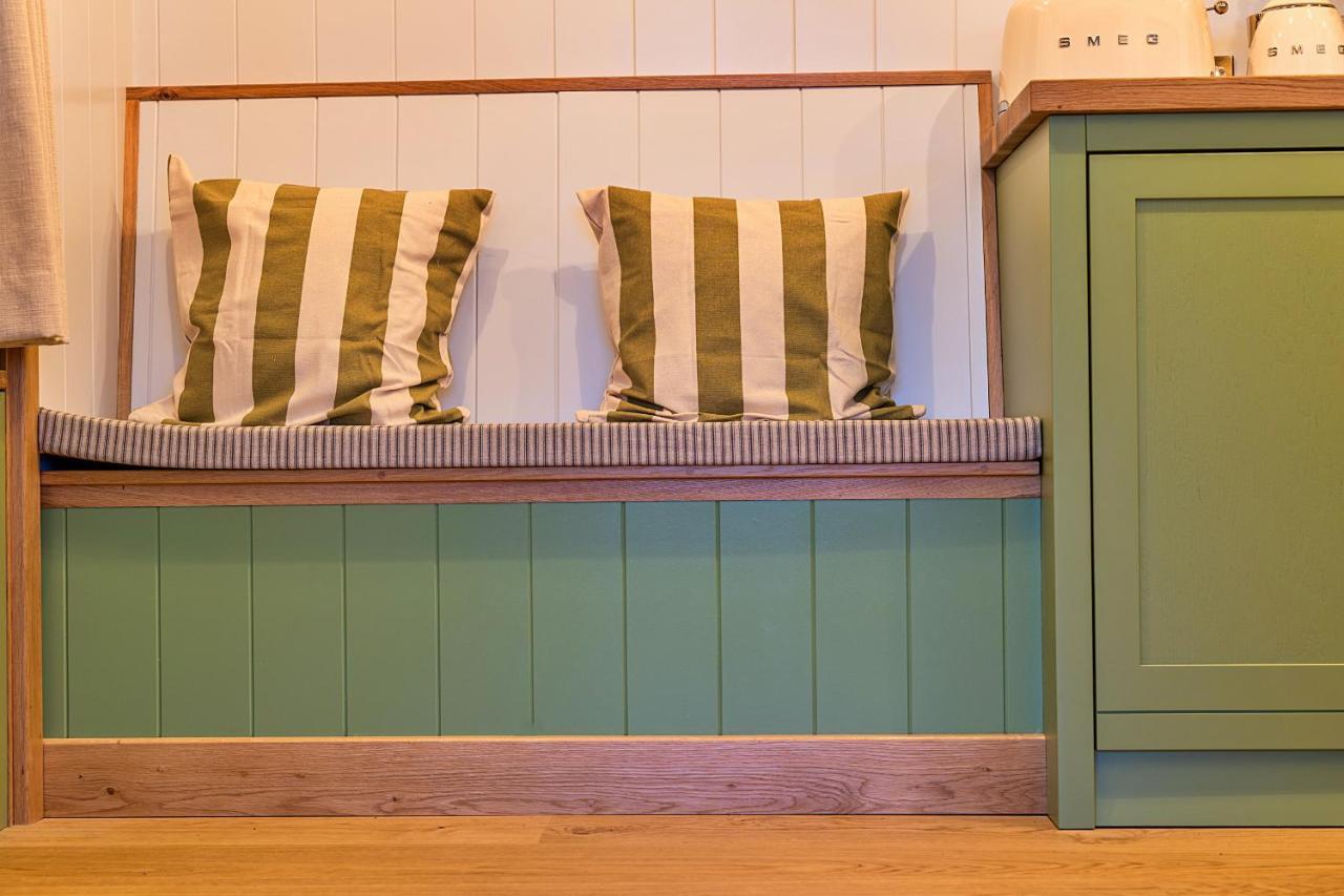 Finest Retreats - The Shepherd'S Hut At Northcombe Farm Beaworthy Exterior photo