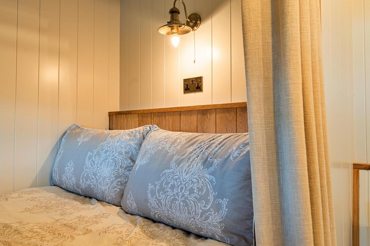 Finest Retreats - The Shepherd'S Hut At Northcombe Farm Beaworthy Exterior photo