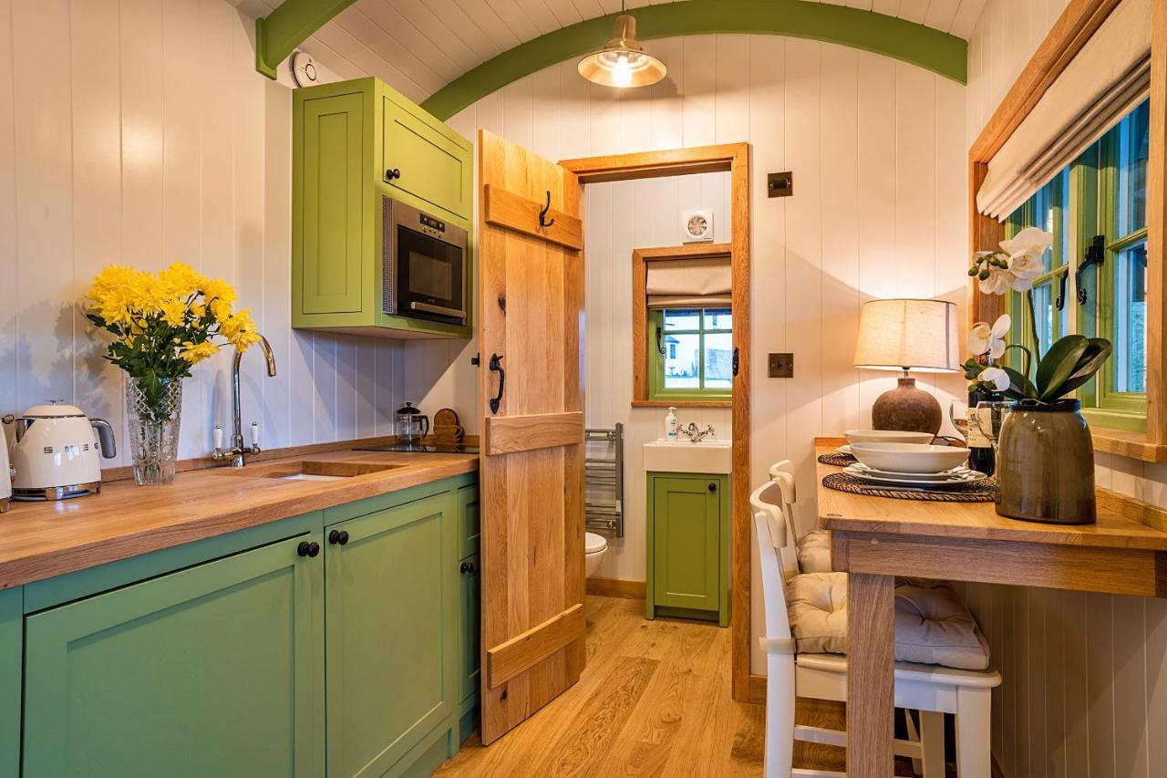 Finest Retreats - The Shepherd'S Hut At Northcombe Farm Beaworthy Exterior photo