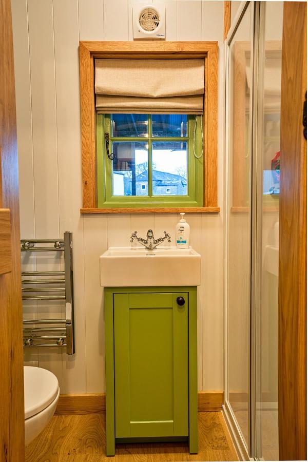 Finest Retreats - The Shepherd'S Hut At Northcombe Farm Beaworthy Exterior photo